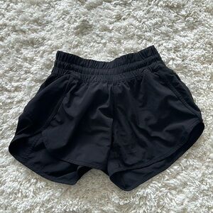 Lululemon Hotty Hot mid rise shorts 4 inches